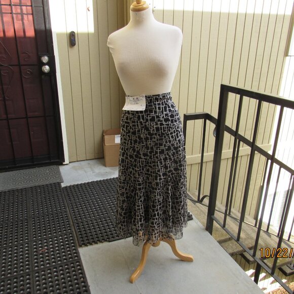 #514  NEW WOMEN'S LIGHT CHIFFON STYLE SKIRT BY TRIBAL  (SIZE XL) - Picture 2 of 4
